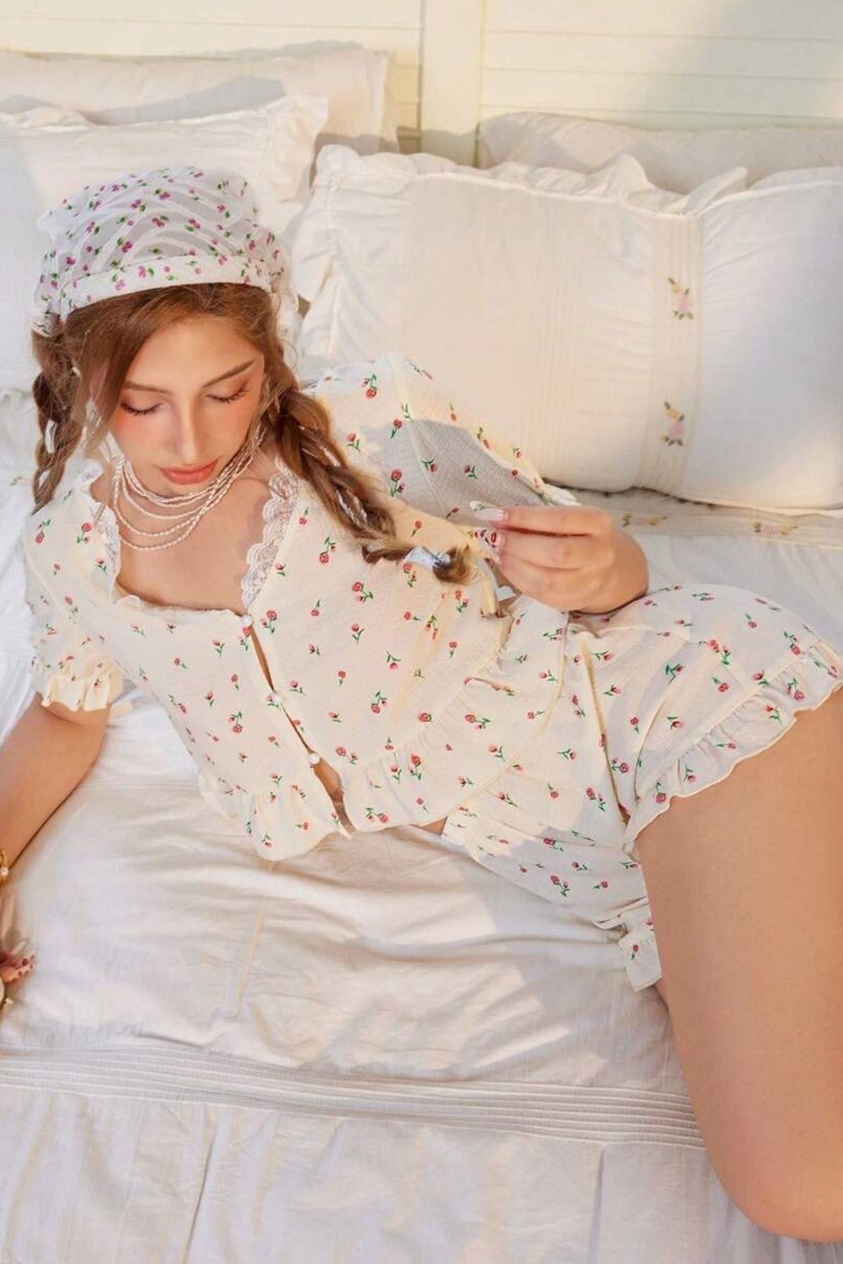 Baskılı Dantel Yaka Şortlu Pijama Takımı Ekru