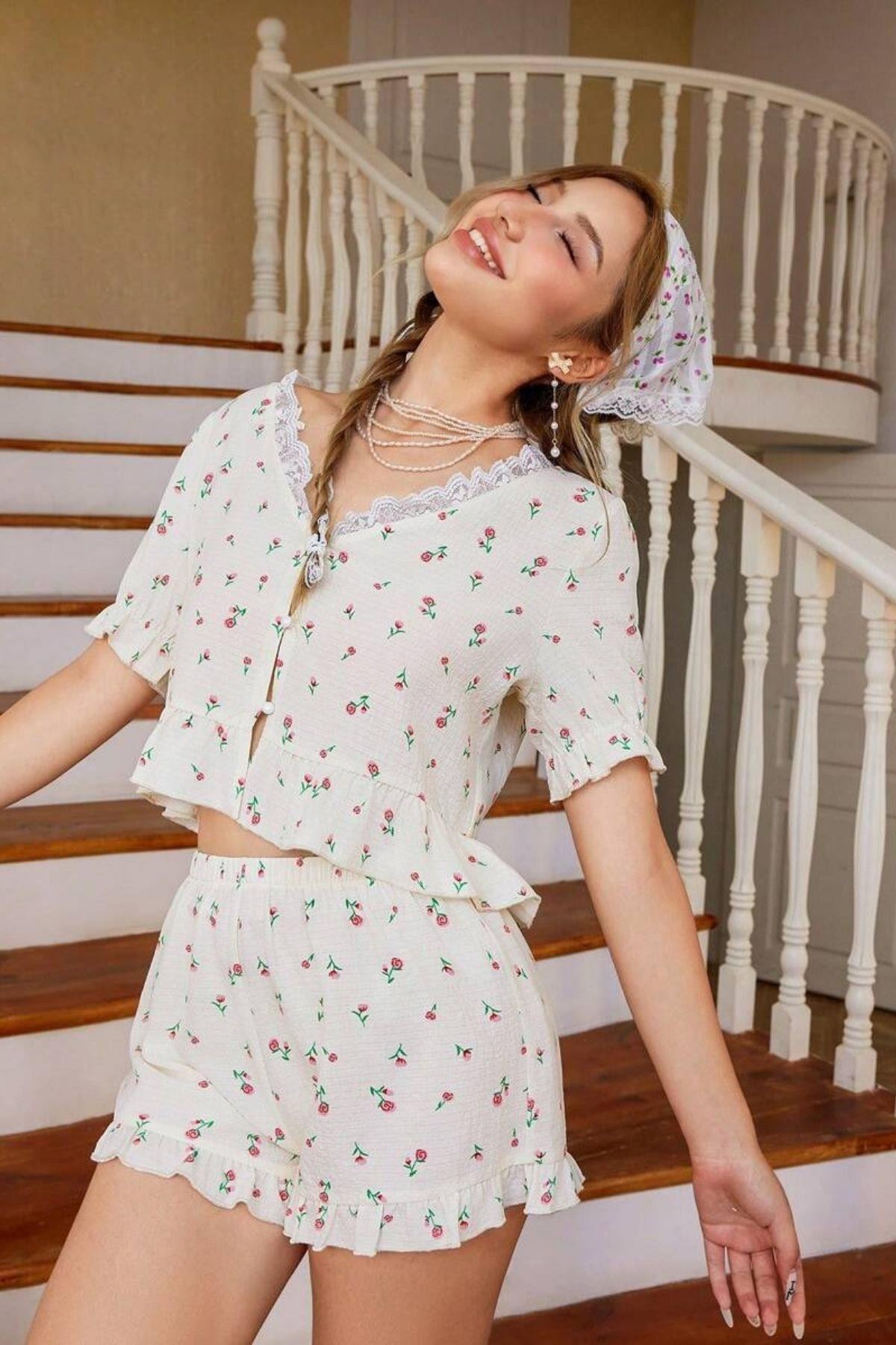 Baskılı Dantel Yaka Şortlu Pijama Takımı Ekru